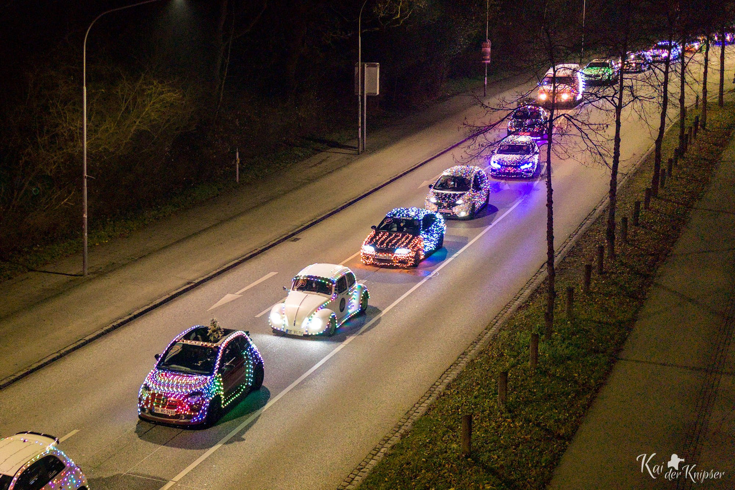 Weihnachtliche Lichterfahrt Luebeck, Konvoi geschmueckter Fahrzeuge