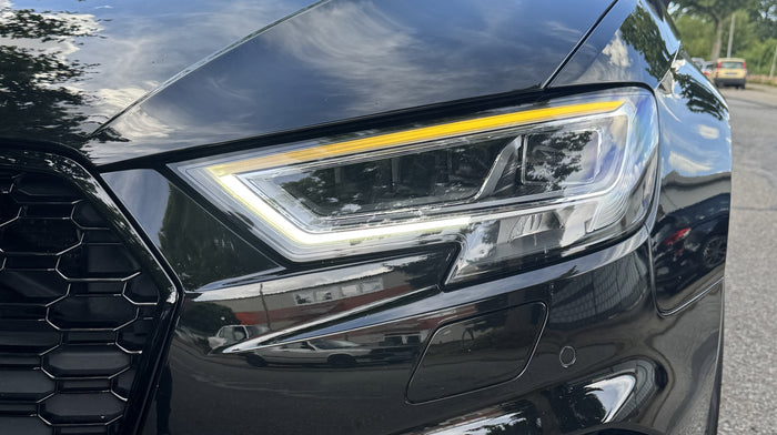 Gelblich verfärbtes Tagfahrlicht am Audi A3 8V vor der Reparatur